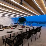 Psarou, The Above Nammos Experience